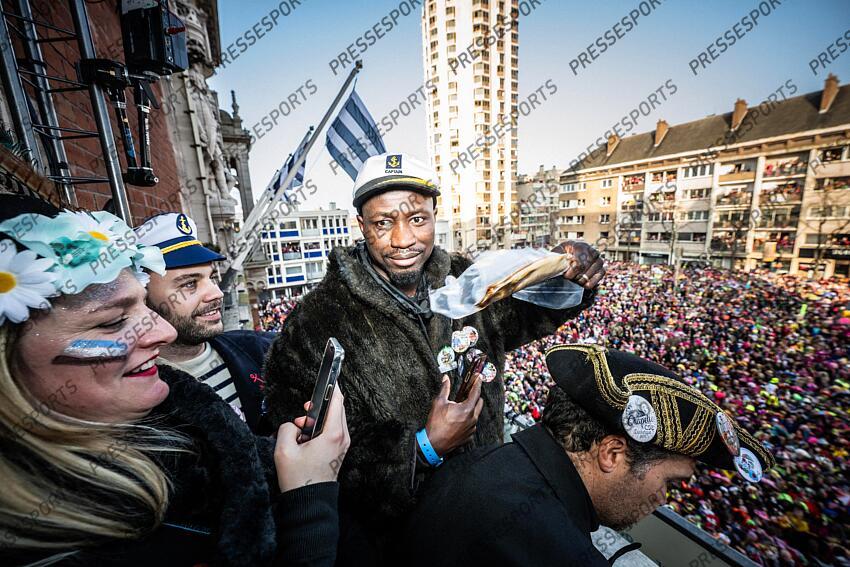 Opa Sangante Capitaine de l'equiipe de foot de Dunkerque invité par le maire pour jeter le hareng au balcon. MAGAZINE DUNKERQUE COUPE DE FRANCE LA FOLIE DUNKERQUOISE L'(03/03/2025) 