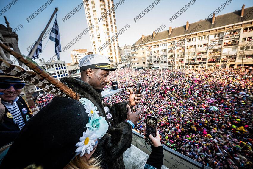 Opa Sangante Capitaine de l'equiipe de foot de Dunkerque invité par le maire pour jeter le hareng au balcon. MAGAZINE DUNKERQUE COUPE DE FRANCE LA FOLIE DUNKERQUOISE 