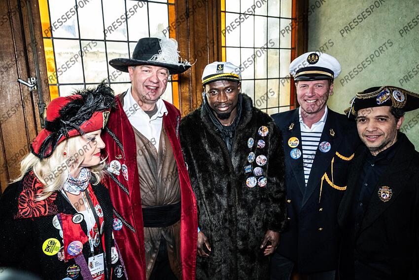 Opa Sangante Capitaine de l'equiipe de foot de Dunkerque invité par le maire pour jeter le hareng au balcon. MAGAZINE DUNKERQUE COUPE DE FRANCE LA FOLIE DUNKERQUOISE 