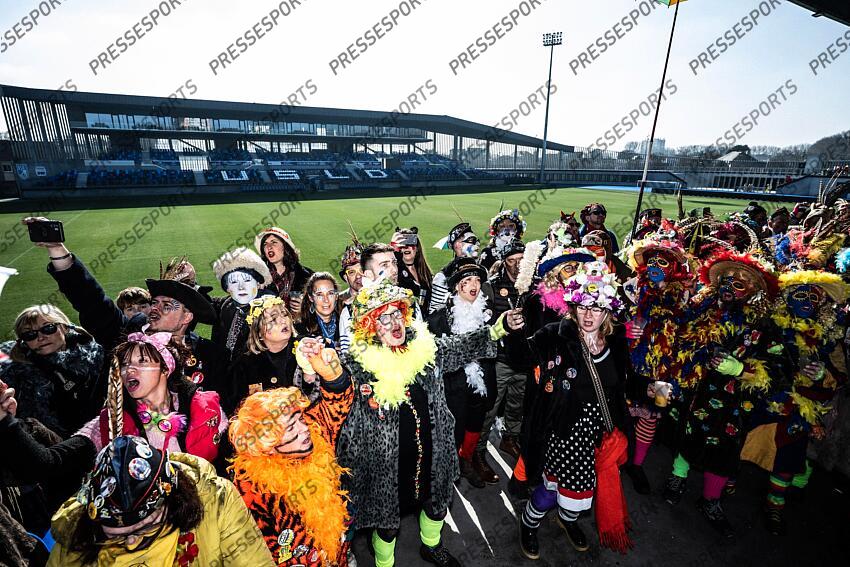 pour la premiére fois le stade de Dunkerque fete ouvre pour le cvarnaval pour permettre au supporters de venir féter les resultats du club. MAGAZINE DUNKERQUE COUPE DE FRANCE LA FOLIE DUNKERQUOISE 