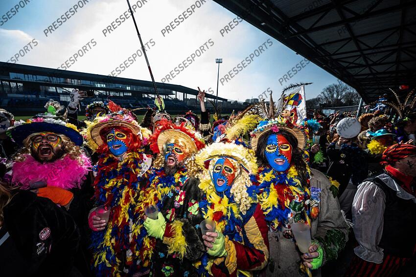 pour la premiére fois le stade de Dunkerque fete ouvre pour le cvarnaval pour permettre au supporters de venir féter les resultats du club. MAGAZINE DUNKERQUE COUPE DE FRANCE LA FOLIE DUNKERQUOISE 