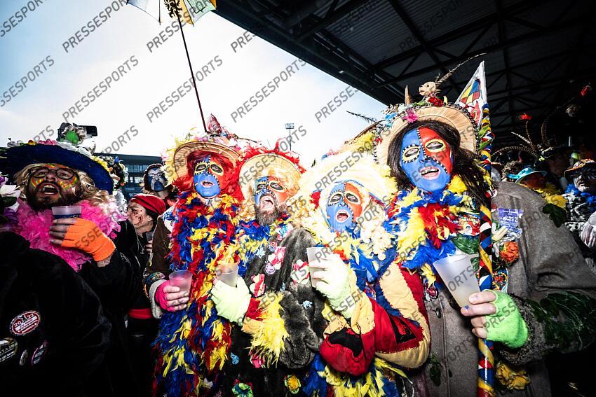 pour la premiére fois le stade de Dunkerque fete ouvre pour le cvarnaval pour permettre au supporters de venir féter les resultats du club. MAGAZINE DUNKERQUE COUPE DE FRANCE LA FOLIE DUNKERQUOISE 