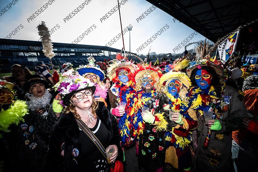 pour la premiére fois le stade de Dunkerque fete ouvre pour le cvarnaval pour permettre au supporters de venir féter les resultats du club. MAGAZINE DUNKERQUE COUPE DE FRANCE LA FOLIE DUNKERQUOISE 