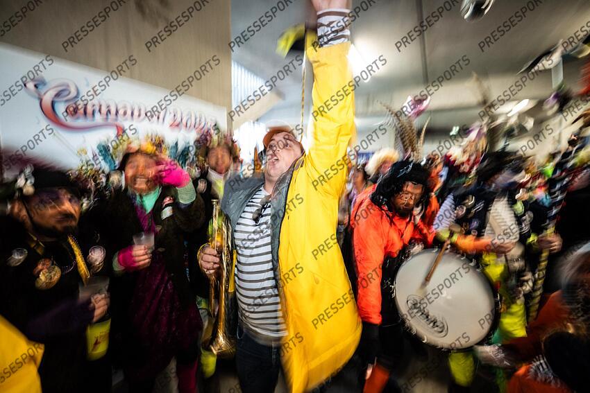 pour la premiére fois le stade de Dunkerque fete ouvre pour le cvarnaval pour permettre au supporters de venir féter les resultats du club. MAGAZINE DUNKERQUE COUPE DE FRANCE LA FOLIE DUNKERQUOISE 