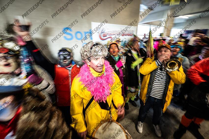 pour la premiére fois le stade de Dunkerque fete ouvre pour le cvarnaval pour permettre au supporters de venir féter les resultats du club. MAGAZINE DUNKERQUE COUPE DE FRANCE LA FOLIE DUNKERQUOISE 