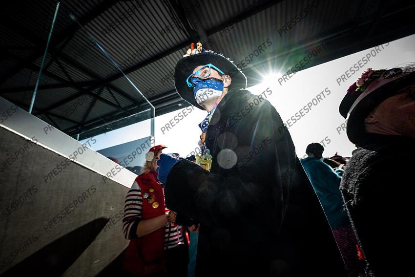 pour la premiére fois le stade de Dunkerque fete ouvre pour le cvarnaval pour permettre au supporters de venir féter les resultats du club. MAGAZINE DUNKERQUE COUPE DE FRANCE LA FOLIE DUNKERQUOISE 