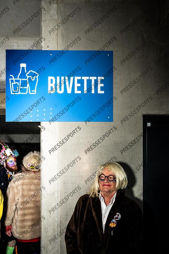 pour la premiére fois le stade de Dunkerque fete ouvre pour le cvarnaval pour permettre au supporters de venir féter les resultats du club. MAGAZINE DUNKERQUE BUVETTE COUPE DE FRANCE LA FOLIE DUNKERQUOISE 