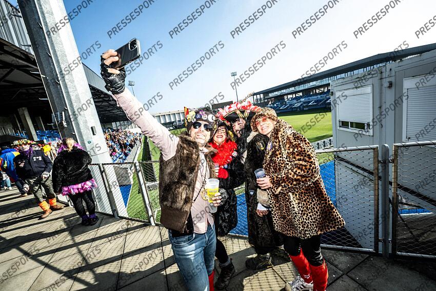 pour la premiére fois le stade de Dunkerque fete ouvre pour le cvarnaval pour permettre au supporters de venir féter les resultats du club. MAGAZINE DUNKERQUE COUPE DE FRANCE LA FOLIE DUNKERQUOISE 