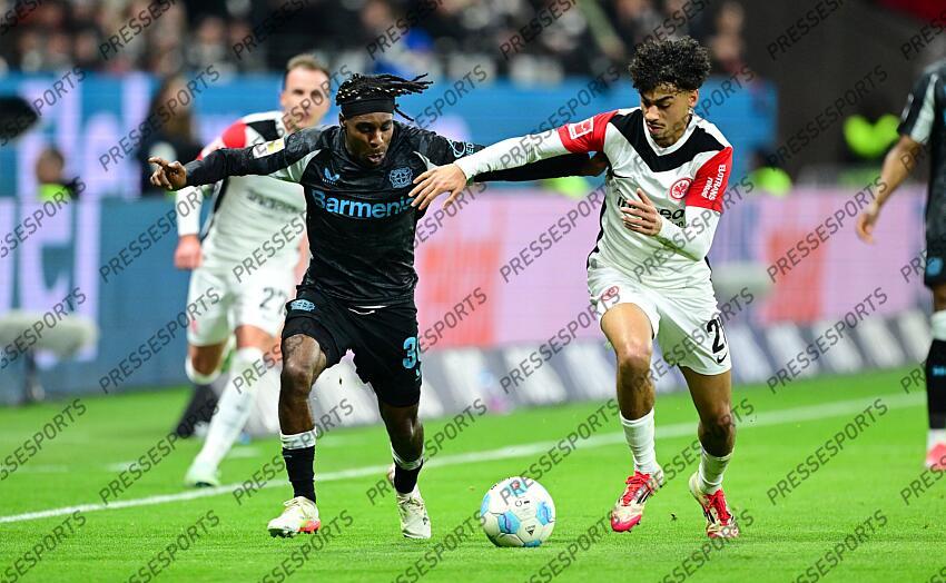 v.l. Jeremie Frimpong (Leverkusen), Nathaniel Brown Frankfurt, 01.03.2025, Fussball, Bundesliga, Eintracht Frankfurt - Bayer 04 Leverkusen 1:4 EINTRACHT FRANCFORT-BAYER 04 LEVERKUSEN (1-4) 
