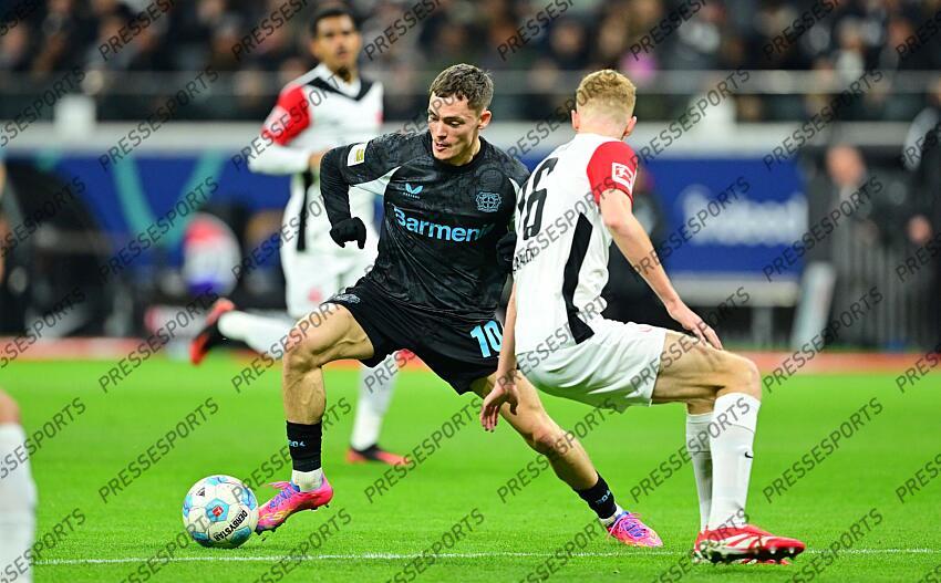 v.l. Florian Wirtz (Leverkusen), Oscar Hoejlund Frankfurt, 01.03.2025, Fussball, Bundesliga, Eintracht Frankfurt - Bayer 04 Leverkusen 1:4 EINTRACHT FRANCFORT-BAYER 04 LEVERKUSEN (1-4) 
