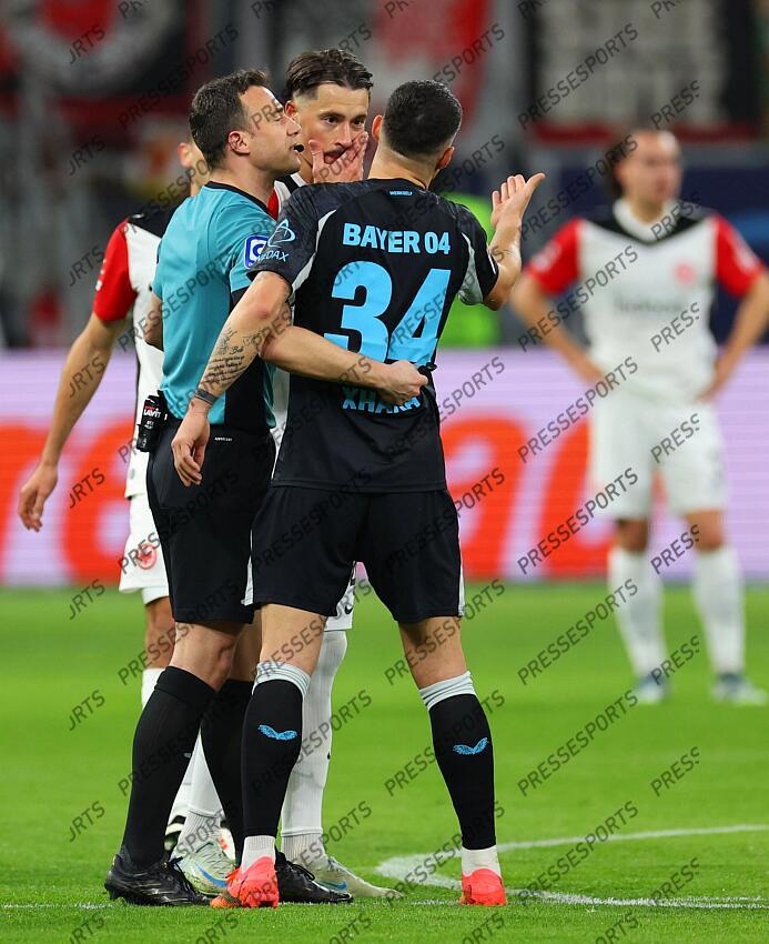 v.l. Schiedsrichter Felix Zwayer, Robin Koch (Frankfurt), Granit Xhaka (Leverkusen) Frankfurt, 01.03.2025, Fussball, Bundesliga, Eintracht Frankfurt - Bayer 04 Leverkusen EINTRACHT FRANCFORT-BAYER 04 LEVERKUSEN (1-4) 