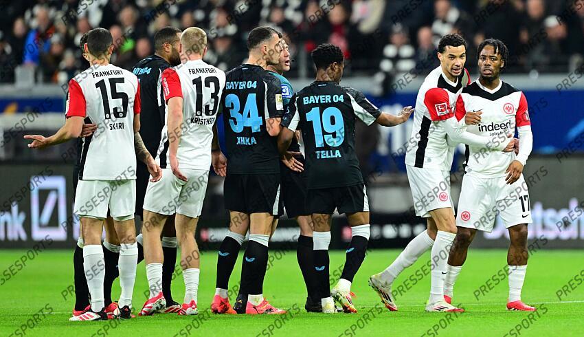 Streit v.l. Ellyes Skhiri, Jonathan Tah, Rasmus Kristensen, Granit Xhaka (Leverkusen), Schiedsrichter Felix Zwayer, Nathan Tella, Hugo Ekitike, Elye Wahi (Frankfurt) Frankfurt, 01.03.2025, Fussball, Bundesliga, Eintracht Frankfurt - Bayer 04 Leverkusen EINTRACHT FRANCFORT-BAYER 04 LEVERKUSEN (1-4) 
