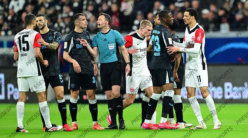 Streit v.l. Ellyes Skhiri, Mario Hermoso, Granit Xhaka, Schiedsrichter Felix Zwayer, Rasmus Kristensen, Nordi Mukiele, Hugo Ekitike (Frankfurt) Frankfurt, 01.03.2025, Fussball, Bundesliga, Eintracht Frankfurt - Bayer 04 Leverkusen EINTRACHT FRANCFORT-BAYER 04 LEVERKUSEN (1-4) 