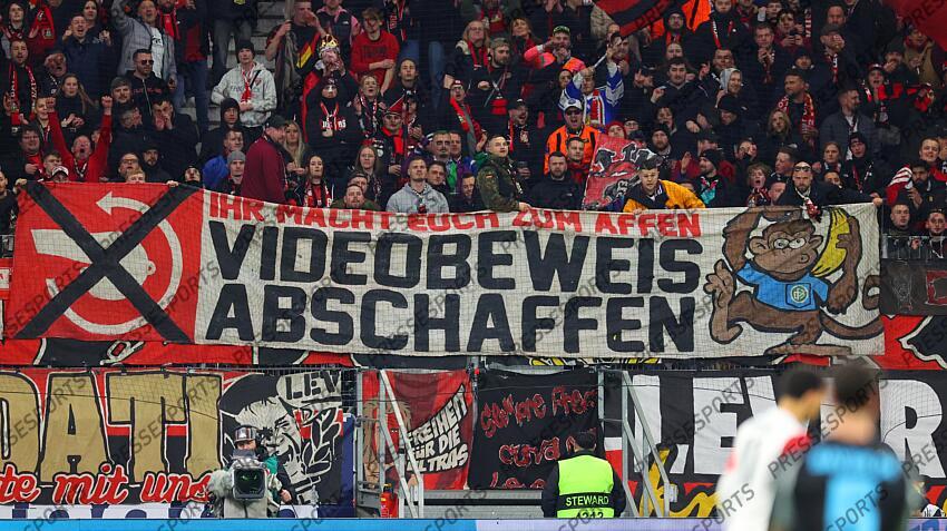 Fans Leverkusen mit Transparent ''Videobeweis abschaffen'' Frankfurt, 01.03.2025, Fussball, Bundesliga, Eintracht Frankfurt - Bayer 04 Leverkusen EINTRACHT FRANCFORT-BAYER 04 LEVERKUSEN (1-4) 