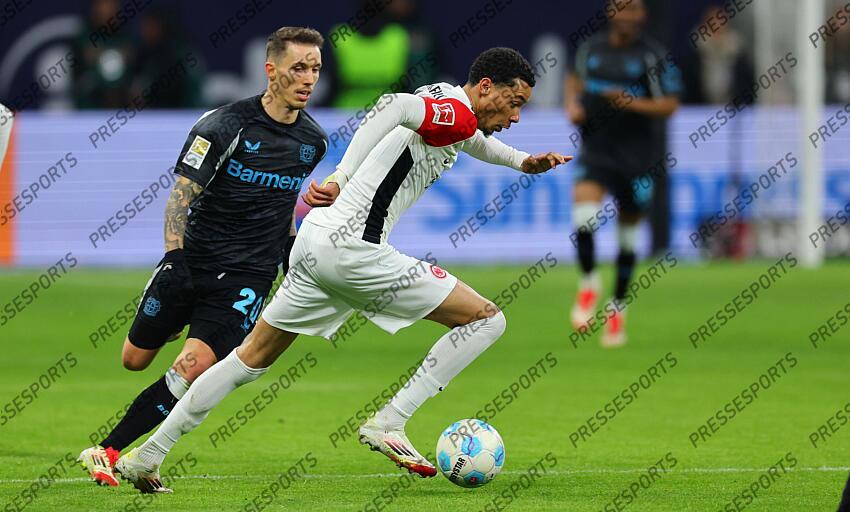 v.l. Alejandro Grimaldo, Hugo Ekitike (Frankfurt) Frankfurt, 01.03.2025, Fussball, Bundesliga, Eintracht Frankfurt - Bayer 04 Leverkusen EINTRACHT FRANCFORT-BAYER 04 LEVERKUSEN (1-4) 