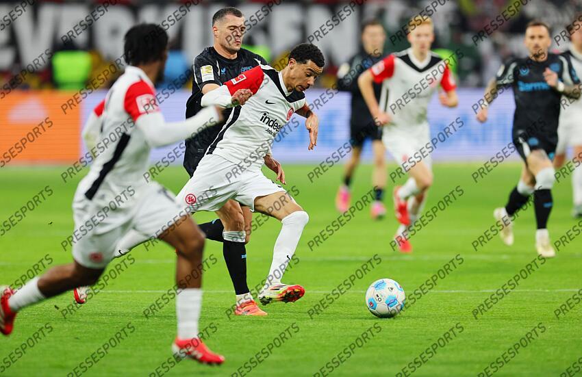 v.l. Granit Xhaka, Hugo Ekitike (Frankfurt) Frankfurt, 01.03.2025, Fussball, Bundesliga, Eintracht Frankfurt - Bayer 04 Leverkusen EINTRACHT FRANCFORT-BAYER 04 LEVERKUSEN (1-4) 