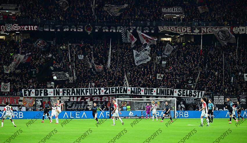 Fans Frankfurt mit Transparent Frankfurt, 01.03.2025, Fussball, Bundesliga, Eintracht Frankfurt - Bayer 04 Leverkusen EINTRACHT FRANCFORT-BAYER 04 LEVERKUSEN (1-4) 