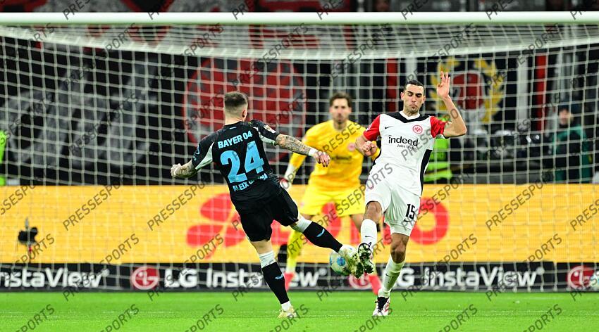 1:4 Tor, v.l. Torschuetze Aleix Garcia (Leverkusen), Ellyes Skhiri Frankfurt, 01.03.2025, Fussball, Bundesliga, Eintracht Frankfurt - Bayer 04 Leverkusen EINTRACHT FRANCFORT-BAYER 04 LEVERKUSEN (1-4) 
