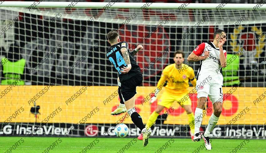 1:4 Tor, v.l. Torschuetze Aleix Garcia (Leverkusen), Ellyes Skhiri Frankfurt, 01.03.2025, Fussball, Bundesliga, Eintracht Frankfurt - Bayer 04 Leverkusen EINTRACHT FRANCFORT-BAYER 04 LEVERKUSEN (1-4) 