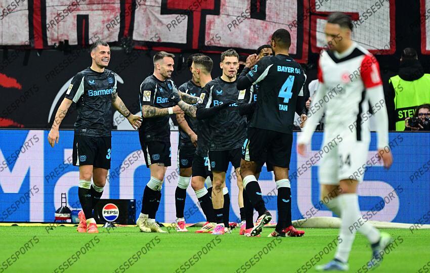 1:4 Tor, Jubel, v.l. Granit Xhaka, Torschuetze Aleix Garcia, Alejandro Grimaldo, Florian Wirtz, Jonathan Tah (Leverkusen) Frankfurt, 01.03.2025, Fussball, Bundesliga, Eintracht Frankfurt - Bayer 04 Leverkusen EINTRACHT FRANCFORT-BAYER 04 LEVERKUSEN (1-4) 