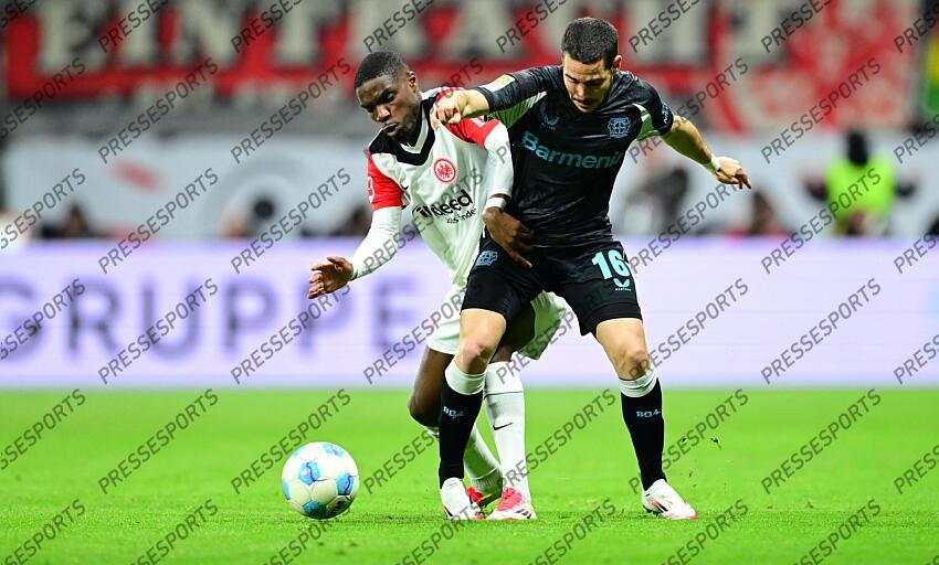 v.l. Niels Nkounkou (Frankfurt), Emiliano Buendia Frankfurt, 01.03.2025, Fussball, Bundesliga, Eintracht Frankfurt - Bayer 04 Leverkusen EINTRACHT FRANCFORT-BAYER 04 LEVERKUSEN (1-4) 