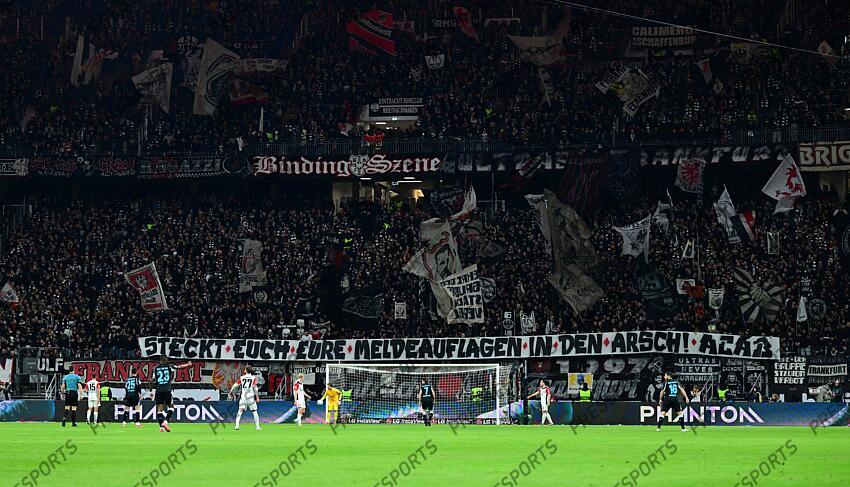Fans Frankfurt mit Transparent gegen die Polizei Frankfurt, 01.03.2025, Fussball, Bundesliga, Eintracht Frankfurt - Bayer 04 Leverkusen EINTRACHT FRANCFORT-BAYER 04 LEVERKUSEN (1-4) 