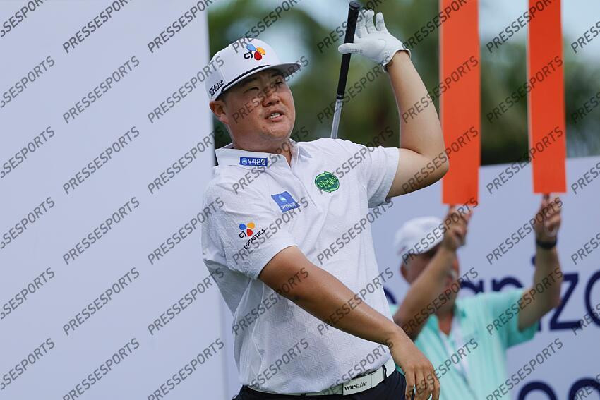 Feb 27, 2025; Palm Beach Gardens, Florida, USA; Sungjae Im plays his shot from the tenth tee during the first round of the Cognizant Classic in The Palm Beaches golf tournament. Mandatory Credit: Reinhold Matay-Imagn Images PGA: Cognizant Classic in The Palm Beaches - First Round 