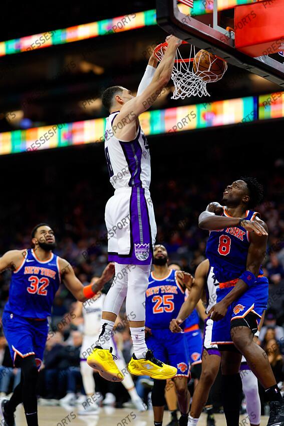 Mar 10, 2025; Sacramento, California, USA; Sacramento Kings guard Zach LaVine (8) dunks the ball against New York Knicks forward OG Anunoby (8) during the fourth quarter at Golden 1 Center. Mandatory Credit: Sergio Estrada-Imagn Images NBA: New York Knicks at Sacramento Kings 