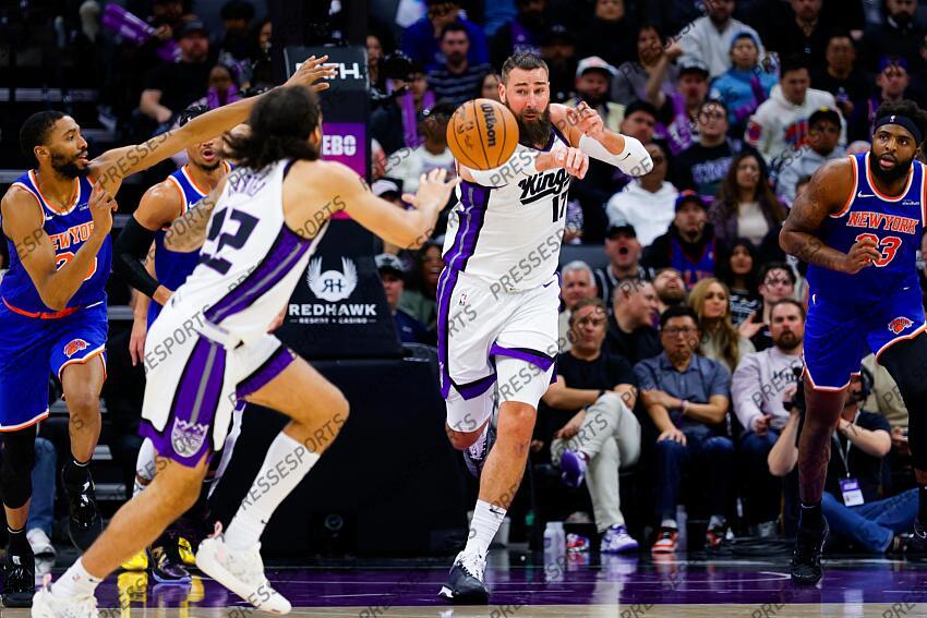 Mar 10, 2025; Sacramento, California, USA; Sacramento Kings center Jonas Valanciunas (17) passes the ball to guard Devin Carter (22) against the New York Knicks during the fourth quarter at Golden 1 Center. Mandatory Credit: Sergio Estrada-Imagn Images NBA: New York Knicks at Sacramento Kings 