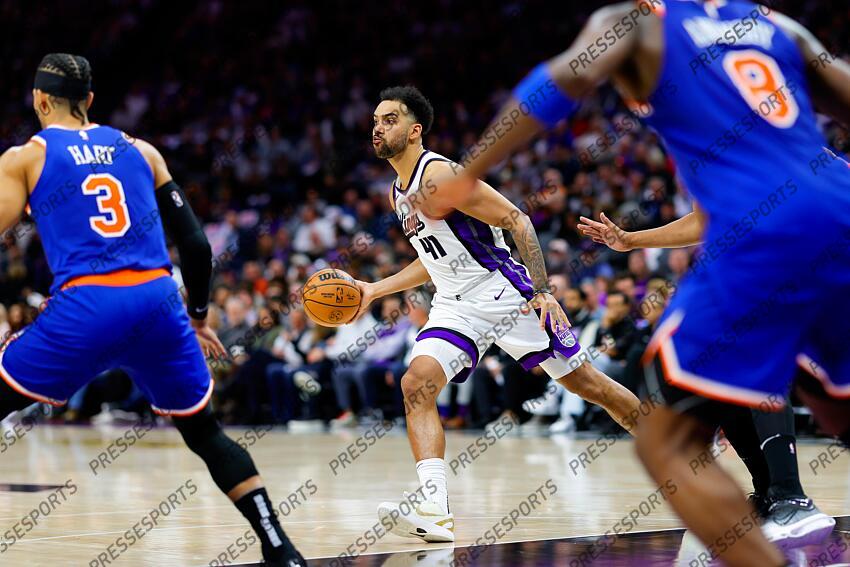 Mar 10, 2025; Sacramento, California, USA; Sacramento Kings forward Trey Lyles (41) looks to pass the ball against New York Knicks guard Josh Hart (3) during the third quarter at Golden 1 Center. Mandatory Credit: Sergio Estrada-Imagn Images NBA: New York Knicks at Sacramento Kings 