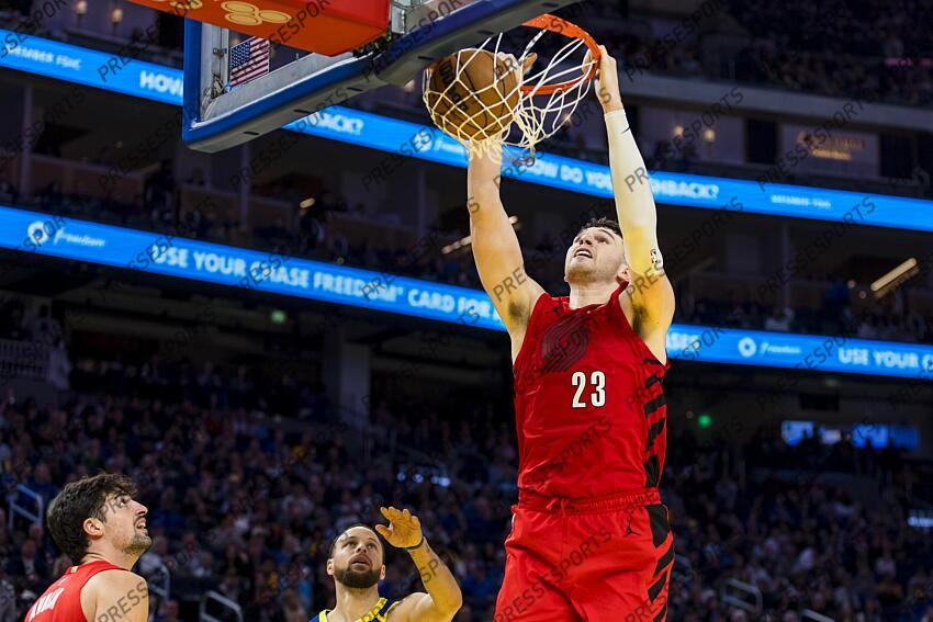Mar 10, 2025; San Francisco, California, USA; Portland Trail Blazers center Donovan Clingan (23) dunks against the Golden State Warriors during the third quarter at Chase Center. Mandatory Credit: John Hefti-Imagn Images NBA: Portland Trail Blazers at Golden State Warriors 