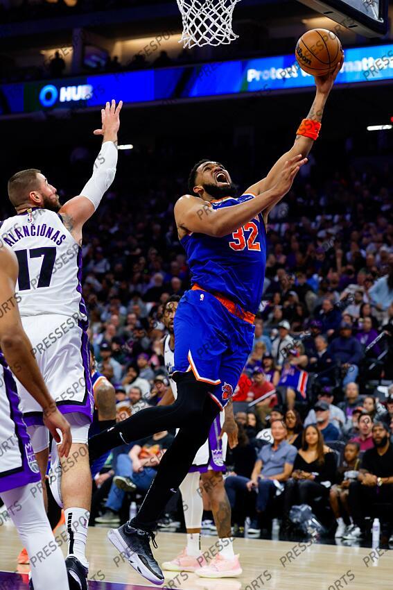 Mar 10, 2025; Sacramento, California, USA; New York Knicks center Karl-Anthony Towns (32) drives to the basket against Sacramento Kings center Jonas Valanciunas (17) during the second quarter at Golden 1 Center. Mandatory Credit: Sergio Estrada-Imagn Images NBA: New York Knicks at Sacramento Kings 