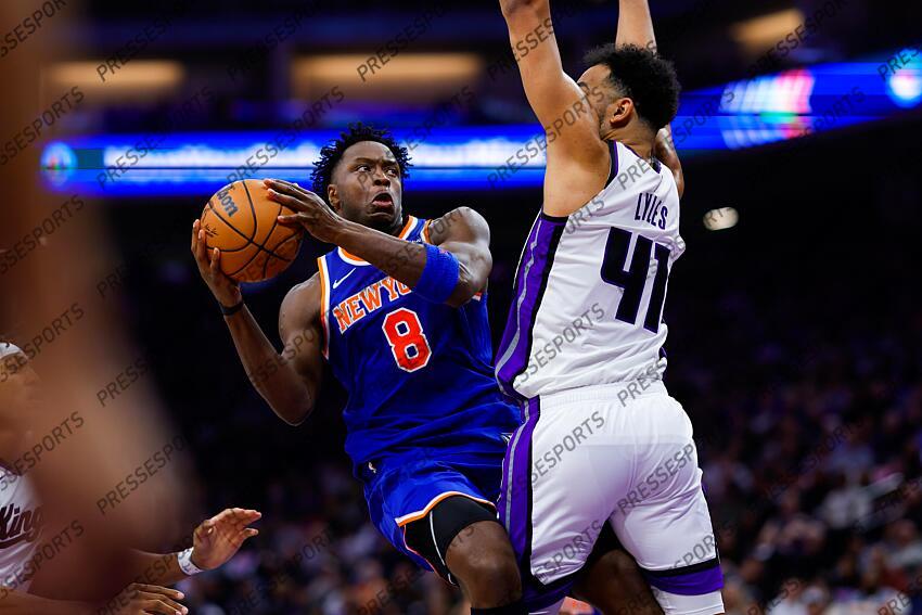 Mar 10, 2025; Sacramento, California, USA; New York Knicks forward OG Anunoby (8) looks to pass the ball against Sacramento Kings forward Trey Lyles (41) during the second quarter at Golden 1 Center. Mandatory Credit: Sergio Estrada-Imagn Images NBA: New York Knicks at Sacramento Kings 