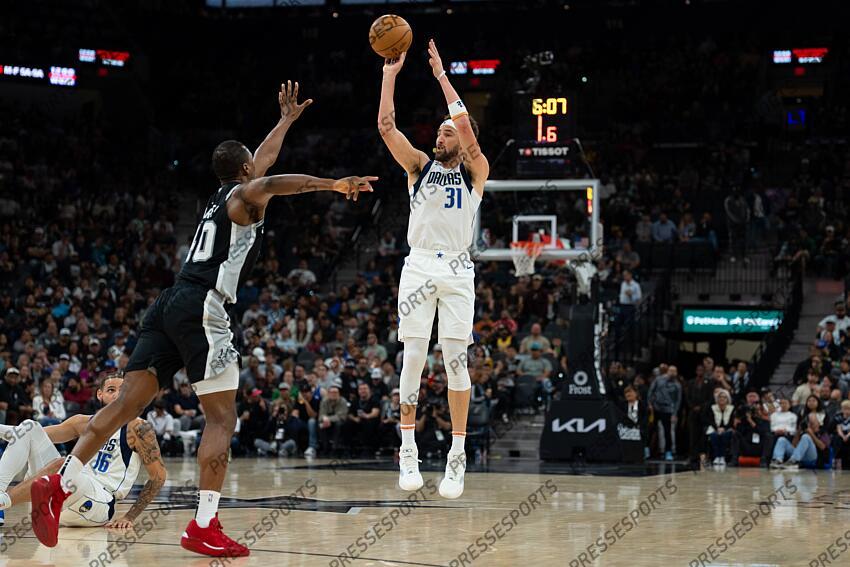 Mar 10, 2025; San Antonio, Texas, USA; Dallas Mavericks guard Klay Thompson (31) shoots over San Antonio Spurs forward Harrison Barnes (40) in the second half against at Frost Bank Center. Mandatory Credit: Daniel Dunn-Imagn Images NBA: Dallas Mavericks at San Antonio Spurs 