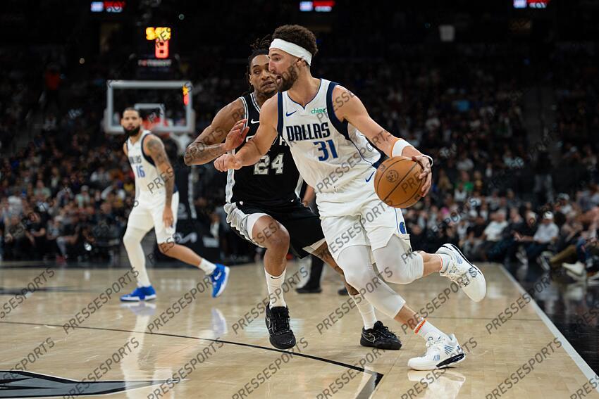 Mar 10, 2025; San Antonio, Texas, USA; Dallas Mavericks guard Klay Thompson (31) dribbles past San Antonio Spurs guard Devin Vassell (24) in the second half at Frost Bank Center. Mandatory Credit: Daniel Dunn-Imagn Images NBA: Dallas Mavericks at San Antonio Spurs 