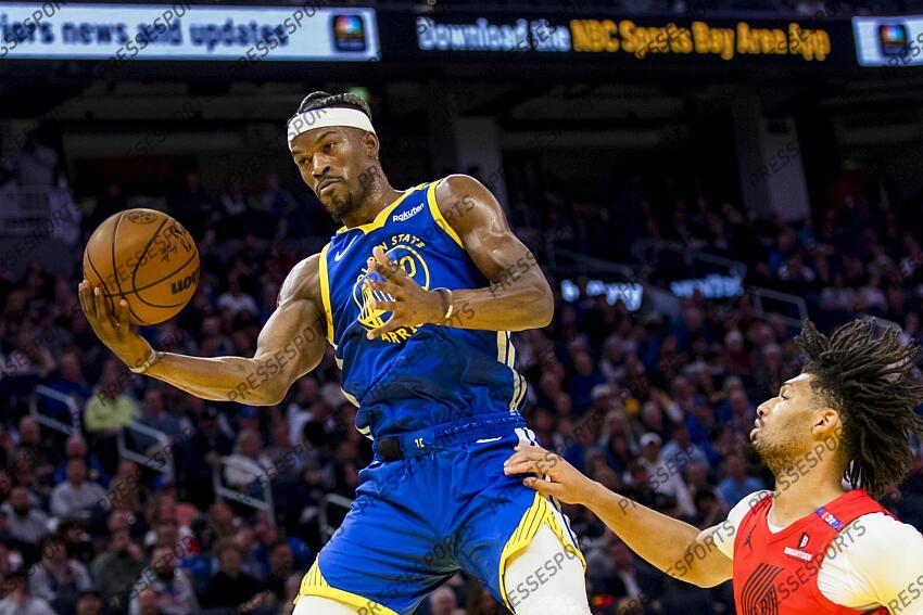 Mar 10, 2025; San Francisco, California, USA; Golden State Warriors forward Jimmy Butler III (10) catches a pass over Portland Trail Blazers guard Shaedon Sharpe (17) during the second quarter at Chase Center. Mandatory Credit: John Hefti-Imagn Images NBA: Portland Trail Blazers at Golden State Warriors 