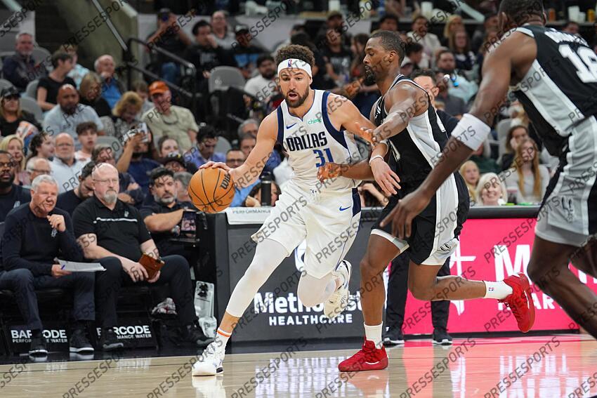 Mar 10, 2025; San Antonio, Texas, USA; Dallas Mavericks guard Klay Thompson (31) dribbles past San Antonio Spurs forward Harrison Barnes (40) in the second half at Frost Bank Center. Mandatory Credit: Daniel Dunn-Imagn Images NBA: Dallas Mavericks at San Antonio Spurs 