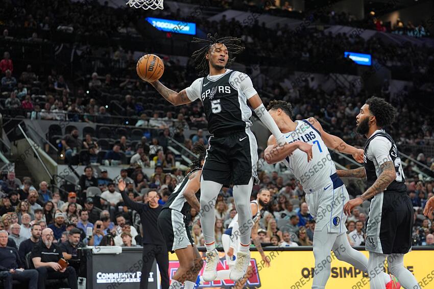 Mar 10, 2025; San Antonio, Texas, USA; San Antonio Spurs guard Stephon Castle (5) rebounds in the second half against the Dallas Mavericks at Frost Bank Center. Mandatory Credit: Daniel Dunn-Imagn Images NBA: Dallas Mavericks at San Antonio Spurs 