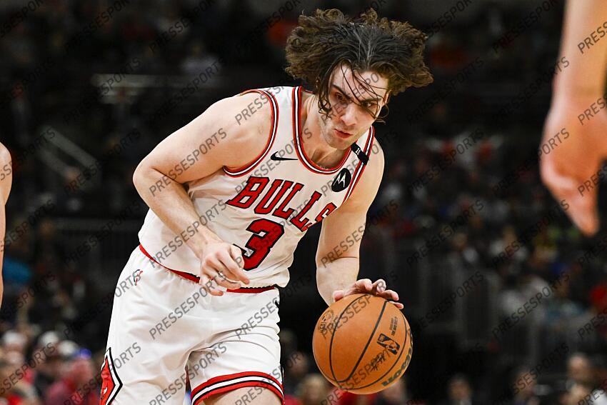 Mar 10, 2025; Chicago, Illinois, USA; Chicago Bulls guard Josh Giddey (3) dribbles the ball against the Indiana Pacers during the second half at United Center. Mandatory Credit: Matt Marton-Imagn Images NBA: Indiana Pacers at Chicago Bulls 