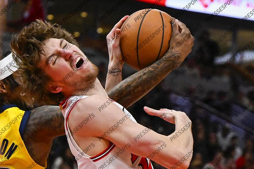 Mar 10, 2025; Chicago, Illinois, USA; Chicago Bulls forward Matas Buzelis (14) and Indiana Pacers guard Quenton Jackson (29) fight for the ball during the second half at United Center. Mandatory Credit: Matt Marton-Imagn Images NBA: Indiana Pacers at Chicago Bulls 