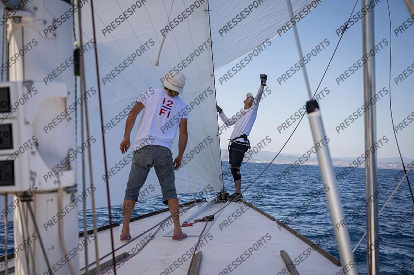 NAVIGATION A BORD DU 12M JI FRANCE, ANCIEN BATEAU AYANT PARTICIPE A LA COUPE DE L'AMERICA. LE NUMERO 1 BENJAMIN BETTY PENDANT LA REGATE D'ENTRAINEMENT. ILE DE PORQUEROLLES, FRANCE, LE 17 JUIN 2024. PHOTO: BERNARD LE BARS MAGAZINE 12 M JI FRANCE 3 