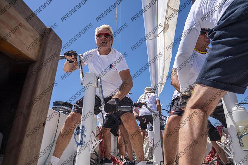 NAVIGATION A BORD DU 12M JI FRANCE, ANCIEN BATEAU AYANT PARTICIPE A LA COUPE DE L'AMERICA. A LA MANOEUVRE AU PREMIER PLAN, XAVIER GUION. ILE DE PORQUEROLLES, FRANCE, LE 17 JUIN 2024. PHOTO: BERNARD LE BARS MAGAZINE 12 M JI FRANCE 3 