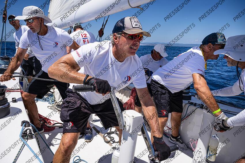 NAVIGATION A BORD DU 12M JI FRANCE, ANCIEN BATEAU AYANT PARTICIPE A LA COUPE DE L'AMERICA. A LA MANOEUVRE AU PREMIER PLAN, XAVIER GUION. ILE DE PORQUEROLLES, FRANCE, LE 17 JUIN 2024. PHOTO: BERNARD LE BARS MAGAZINE 12 M JI FRANCE 3 
