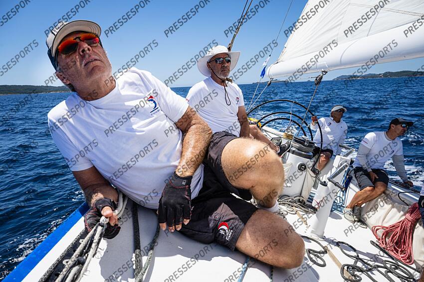 NAVIGATION A BORD DU 12M JI FRANCE, ANCIEN BATEAU AYANT PARTICIPE A LA COUPE DE L'AMERICA. A LA MANOEUVRE AU PREMIER PLAN, XAVIER GUION. ILE DE PORQUEROLLES, FRANCE, LE 17 JUIN 2024. PHOTO: BERNARD LE BARS MAGAZINE 12 M JI FRANCE 3 