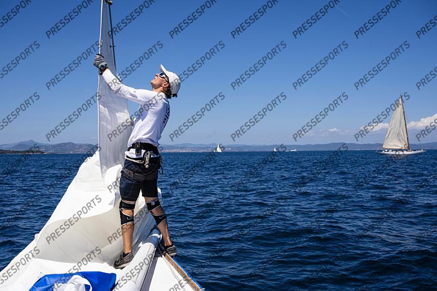 NAVIGATION A BORD DU 12M JI FRANCE, ANCIEN BATEAU AYANT PARTICIPE A LA COUPE DE L'AMERICA. LE NUMERO 1 BENJAMIN BETTY PENDANT LA REGATE D'ENTRAINEMENT. ILE DE PORQUEROLLES, FRANCE, LE 17 JUIN 2024. PHOTO: BERNARD LE BARS MAGAZINE 12 M JI FRANCE 3 