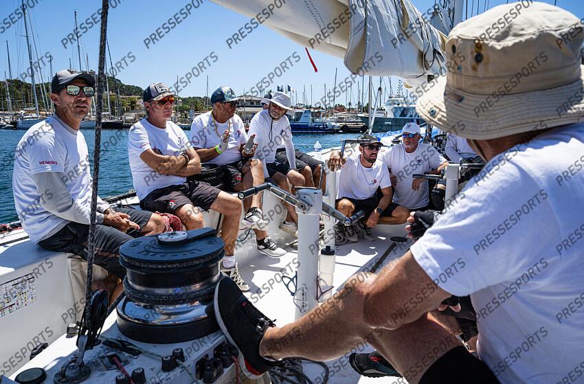 NAVIGATION A BORD DU 12M JI FRANCE, ANCIEN BATEAU AYANT PARTICIPE A LA COUPE DE L'AMERICA. BRIEFING AVEC L'EQUIPAGE AVANT LE DEPART D'UNE MANCHE D'ENTRAINEMENT. ILE DE PORQUEROLLES, FRANCE, LE 17 JUIN 2024. PHOTO: BERNARD LE BARS MAGAZINE 12 M JI FRANCE 3 