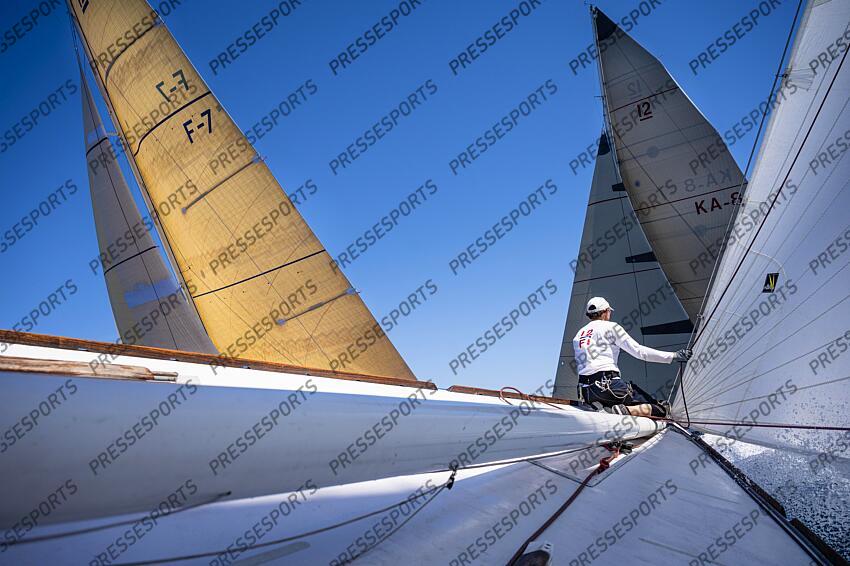 NAVIGATION A BORD DU 12M JI FRANCE, ANCIEN BATEAU AYANT PARTICIPE A LA COUPE DE L'AMERICA. LE NUMERO 1 BENJAMIN BETTY PENDANT LA REGATE D'ENTRAINEMENT. ILE DE PORQUEROLLES, FRANCE, LE 17 JUIN 2024. PHOTO: BERNARD LE BARS MAGAZINE 12 M JI FRANCE 3 