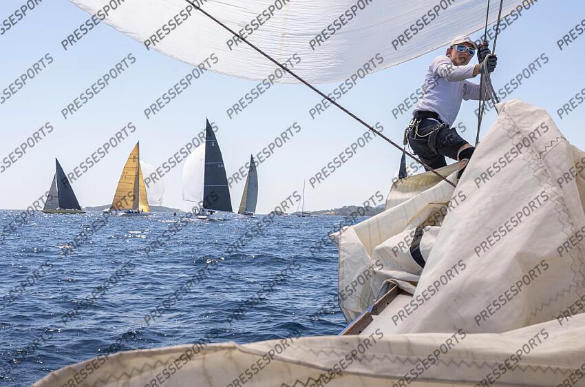NAVIGATION A BORD DU 12M JI FRANCE, ANCIEN BATEAU AYANT PARTICIPE A LA COUPE DE L'AMERICA. LE NUMERO 1 BENJAMIN BETTY PENDANT LA REGATE D'ENTRAINEMENT. ILE DE PORQUEROLLES, FRANCE, LE 17 JUIN 2024. PHOTO: BERNARD LE BARS MAGAZINE 12 M JI FRANCE 3 