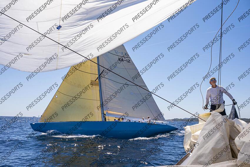 NAVIGATION A BORD DU 12M JI FRANCE, ANCIEN BATEAU AYANT PARTICIPE A LA COUPE DE L'AMERICA. LE NUMERO 1 BENJAMIN BETTY PENDANT LA REGATE D'ENTRAINEMENT. ILE DE PORQUEROLLES, FRANCE, LE 17 JUIN 2024. PHOTO: BERNARD LE BARS MAGAZINE 12 M JI FRANCE 3 
