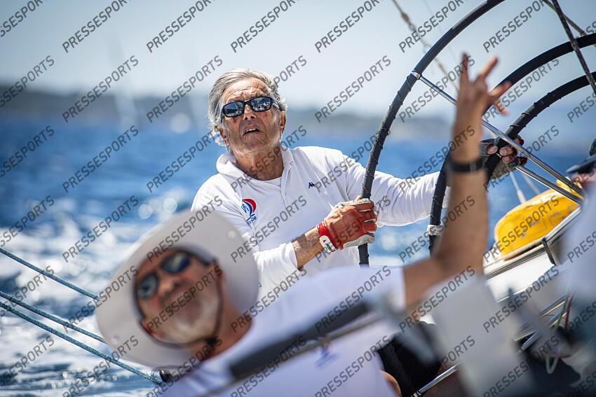 NAVIGATION A BORD DU 12M JI FRANCE, ANCIEN BATEAU AYANT PARTICIPE A LA COUPE DE L'AMERICA. MARC BONDUEL, 79 ANS, BARREUR DU BATEAU. ILE DE PORQUEROLLES, FRANCE, LE 17 JUIN 2024. PHOTO: BERNARD LE BARS MAGAZINE 12 M JI FRANCE 3 